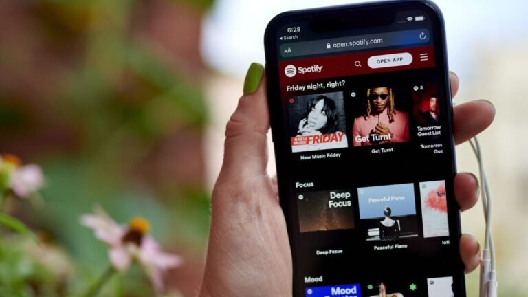 Spotify’s monthly user base soars to 515 million